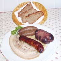 Bratwürste mit Sauerkraut und Brot