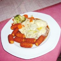 Fleischgericht mit Kroketten und Gemüse